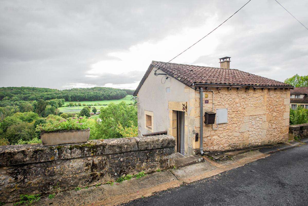 Maison à COUZE-ET-SAINT-FRONT
