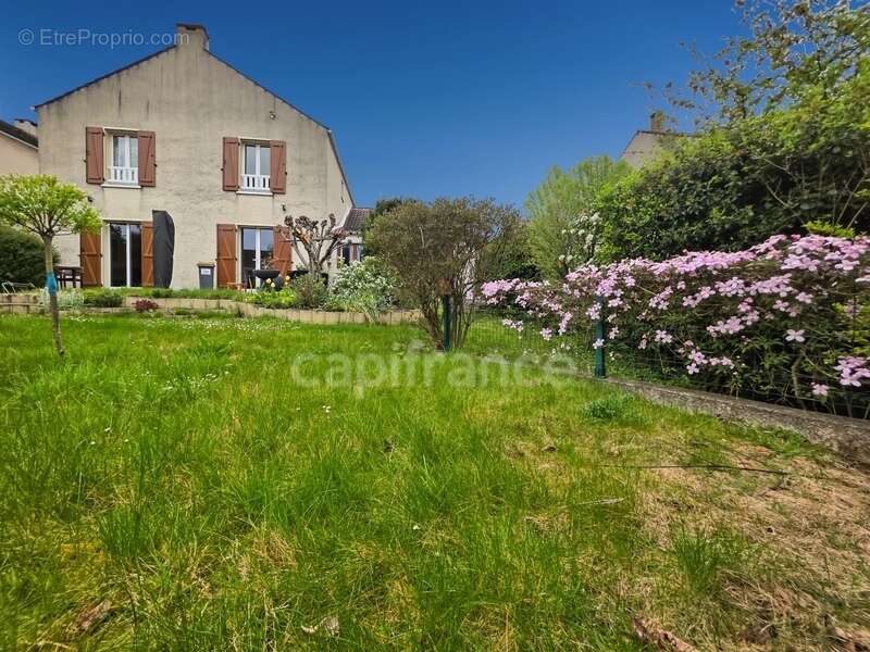 Maison familiale individuelle à Jouy le Moutier - photo 14