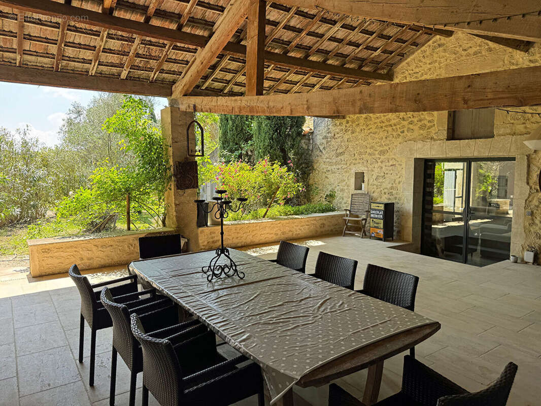 Mas restauré de 440 m² habitables, terrain de 3500 m², piscine. - photo 7