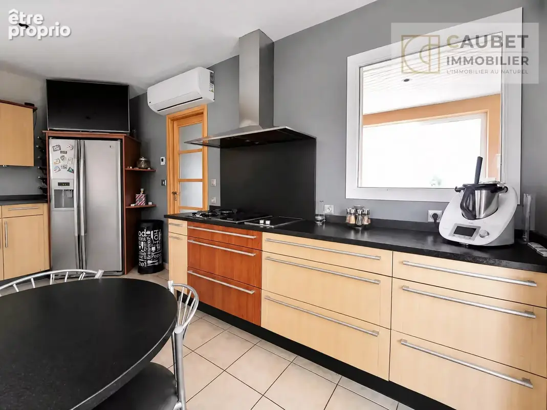 Maison familiale de 220,26 m² avec piscine et vue dégagée. - photo 9