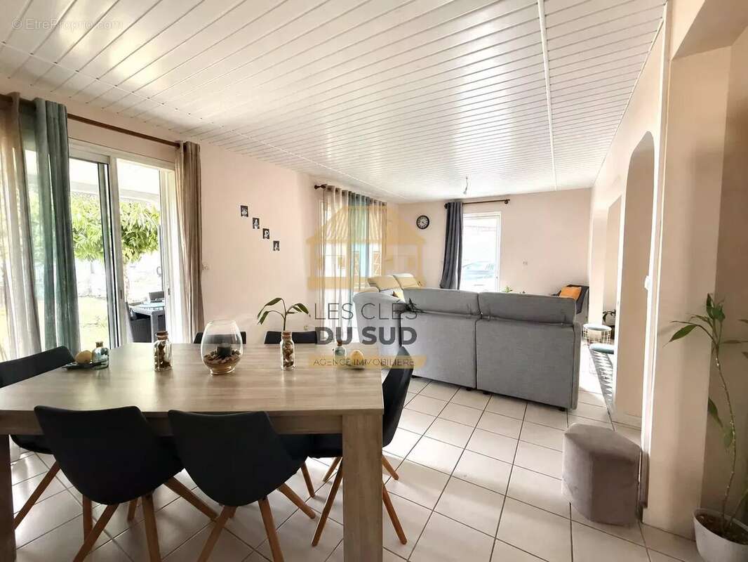 A vendre - une maison de type t4 de 90 m2 environ - saint-philippe - 180 000 € - photo 2