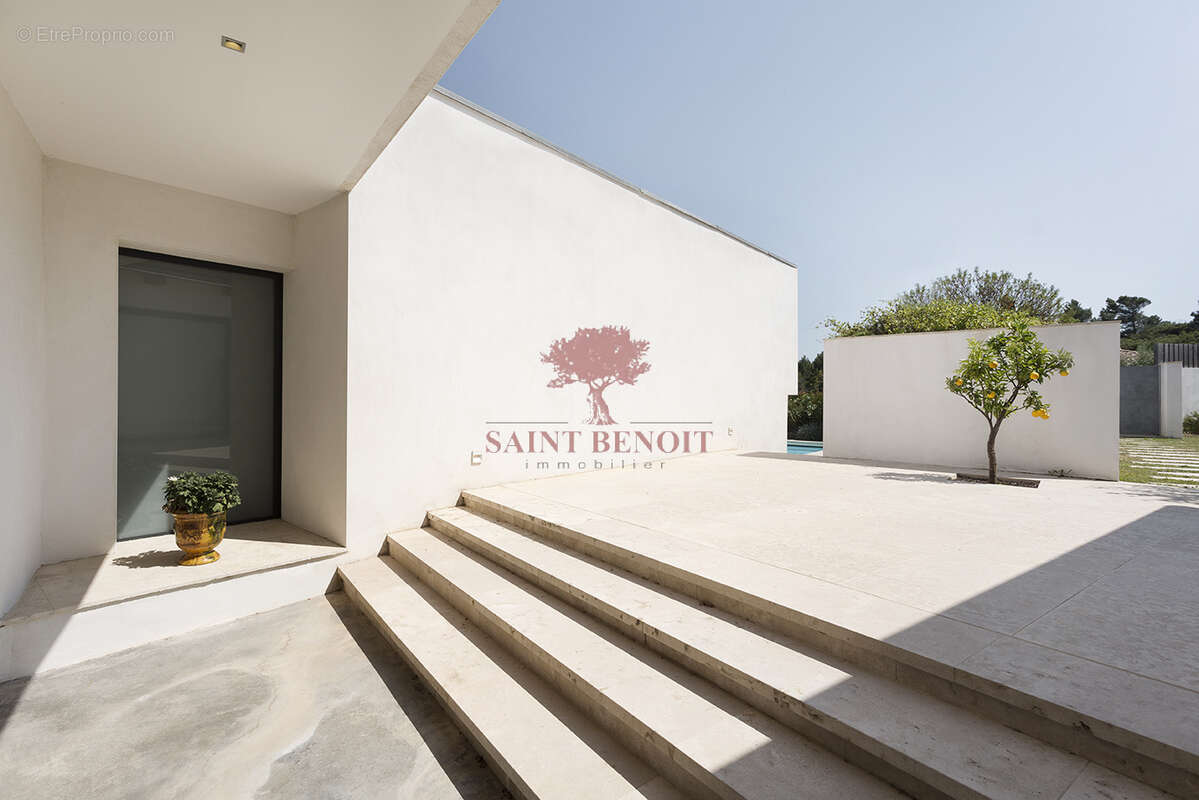 A VENDRE Clermont l'Hérault superbe villa d'architecte type 6 pièces dominant la ville sur un terrain paysager - photo 12