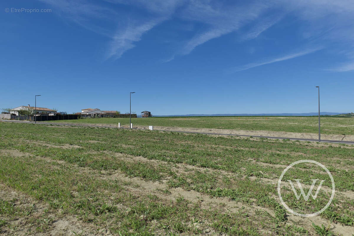 Terrain à VILLENEUVE-LES-MONTREAL
