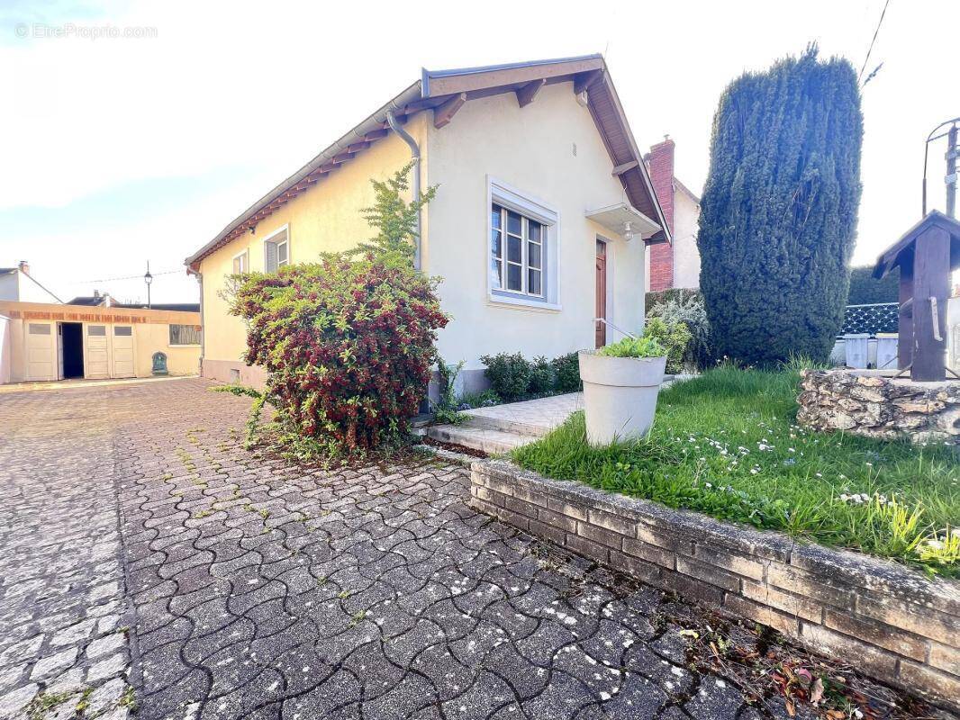 Maison à LES CLAYES-SOUS-BOIS