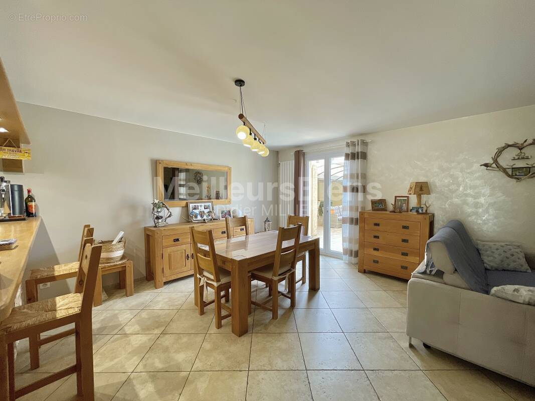 Maison à VIC-LA-GARDIOLE