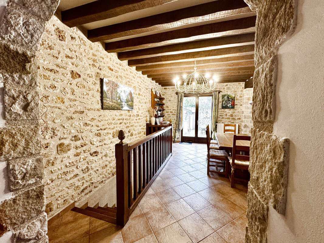 Maison familiale de 178 m2 - Sous-sol total - 3 garages - Terrain clos 880m2 - photo 4