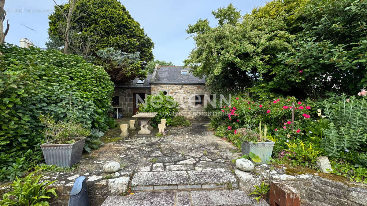 Maison à LAMPAUL-PLOUARZEL