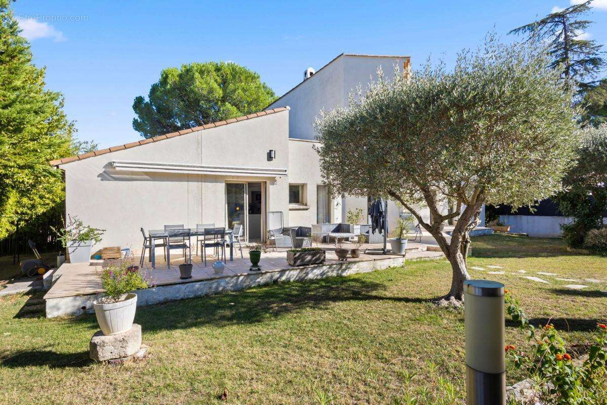 Maison à SAINT-CLEMENT-DE-RIVIERE