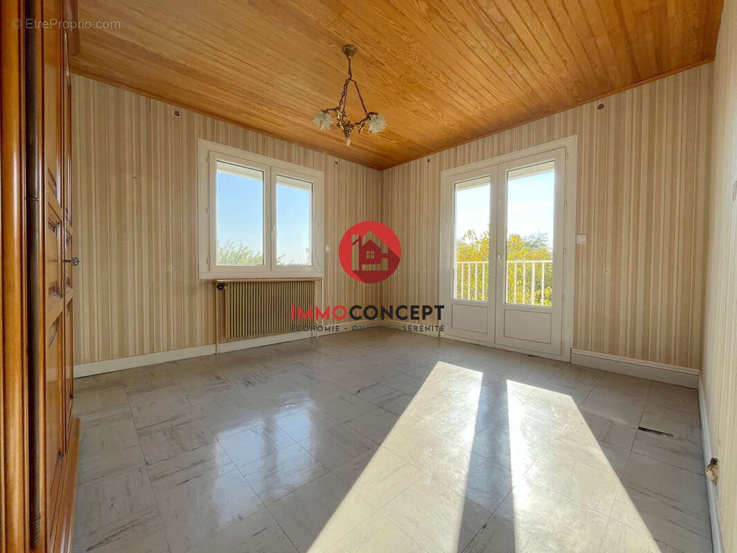 Maison à LAUDUN-L&#039;ARDOISE