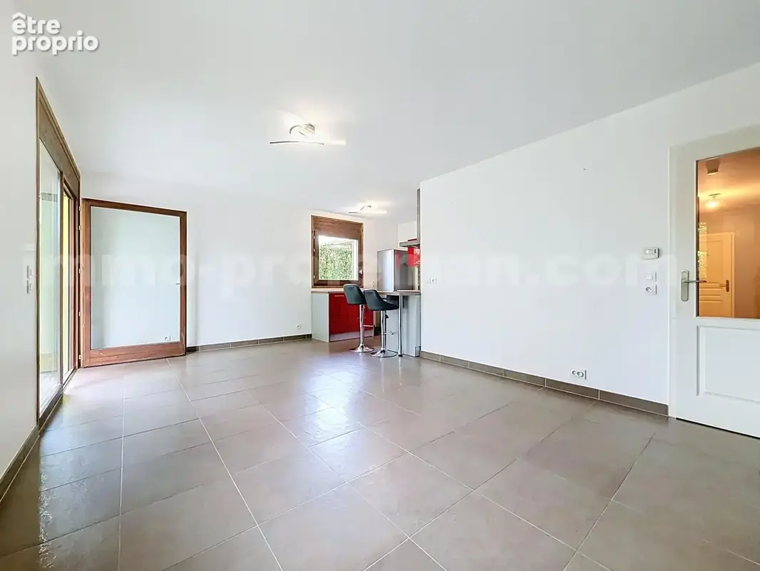 Appartement_T3_Annemasse_belle_superficie_proximitée_frontière_Suisse_tram_Ceva_direction_GENEVE_Frontaliers_Salon_Séjour_