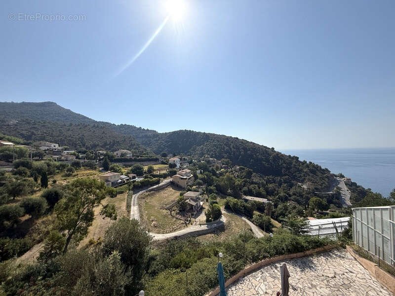 Grand 4 pièces au dernier étage de maison avec terrasses, parkings et vue mer. - photo 10