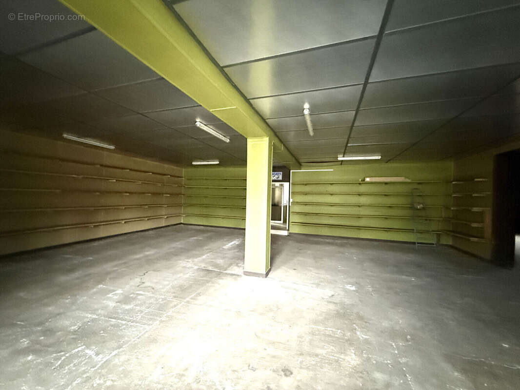 Local d'activité  proche Lons-Le-Saunier 840 m² / 468 M² de garages - photo 3