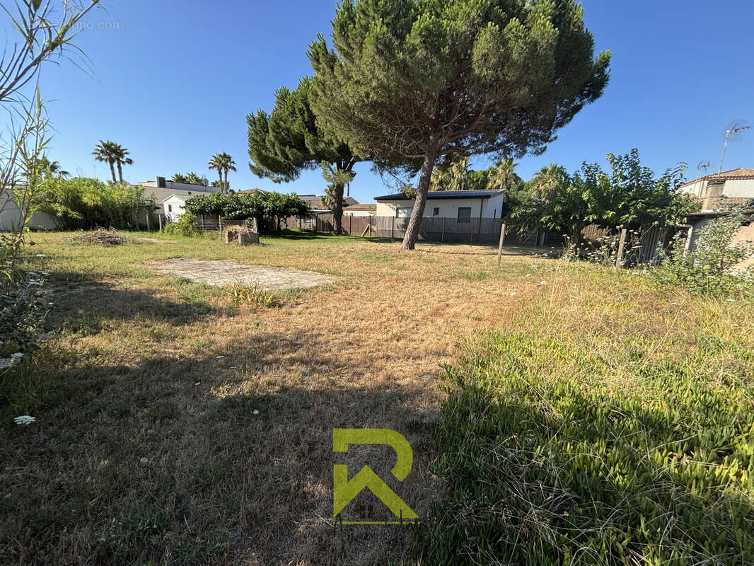 Grau d'Agde   À 200 mètres de la plage Terrain de plus de 1100m2 avec T3 à rénover - photo 3