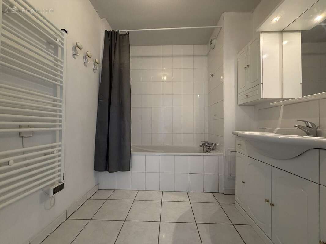 Appartement 69 m² à Les Roches-De-Condrieu  - photo 5