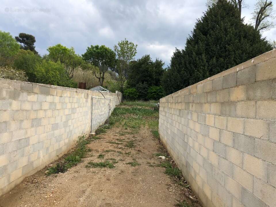 Terrain 600 m² à Fuveau  - photo 2