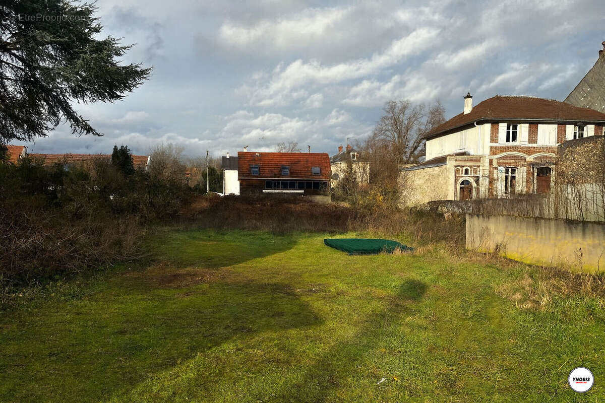 Terrain à LES MUREAUX