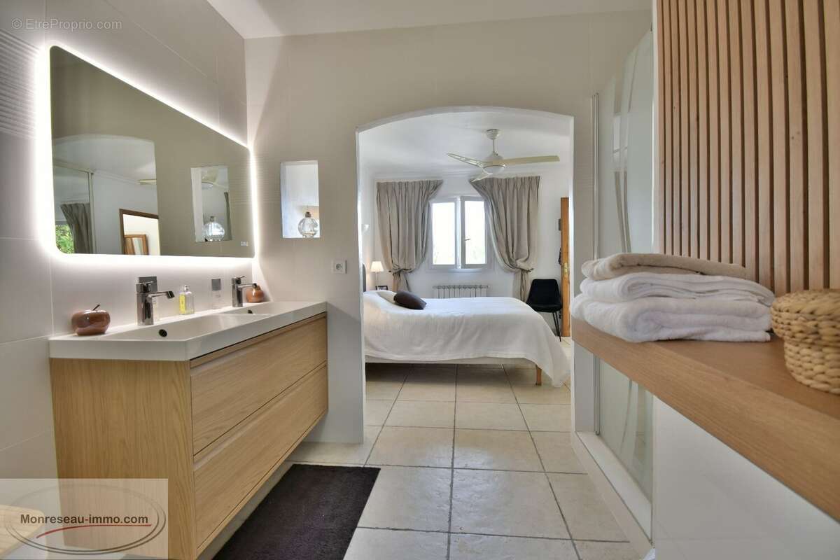 Maison à LA ROQUETTE-SUR-SIAGNE