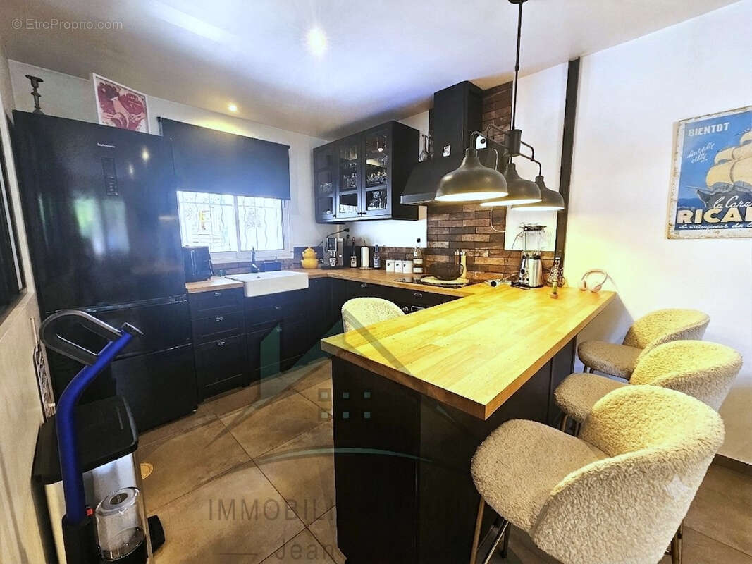 Un lieu atypique aux charmes incontestables ! 3 chambres   Garage   Cave   Jardin privatif - photo 9
