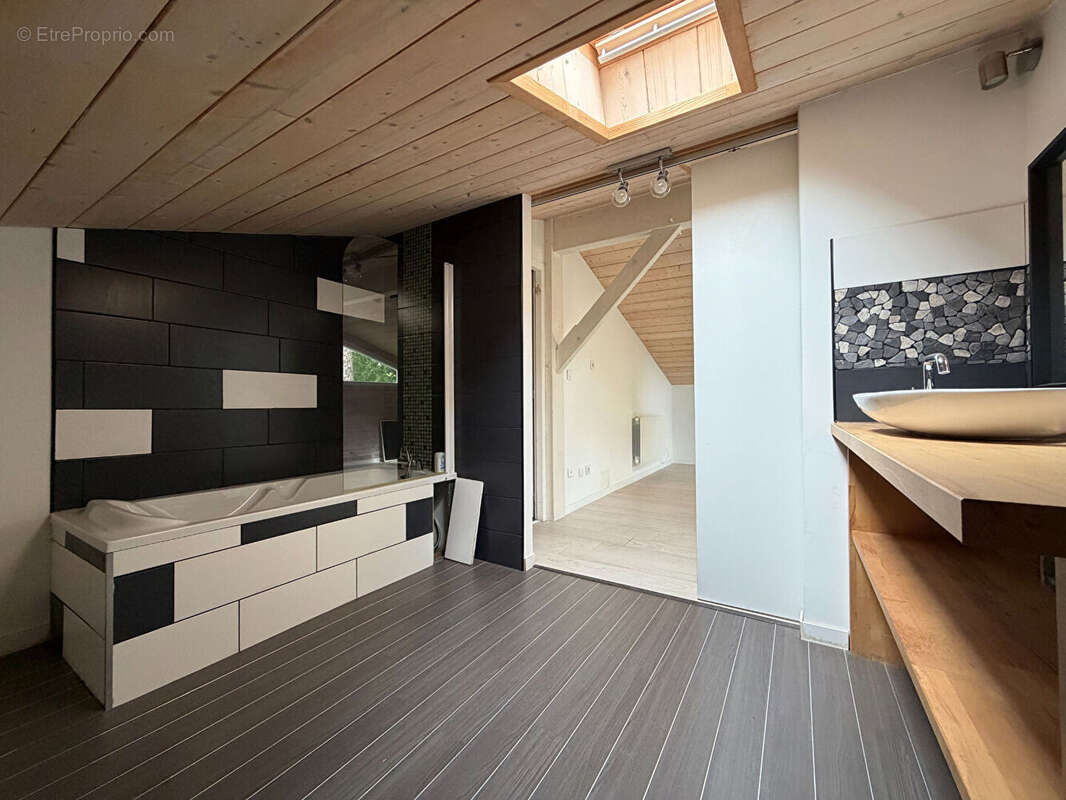 Le Haillan - Local / Bureau 220 m² - photo 10