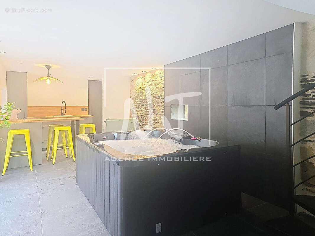 Maison à LES PONTS-DE-CE