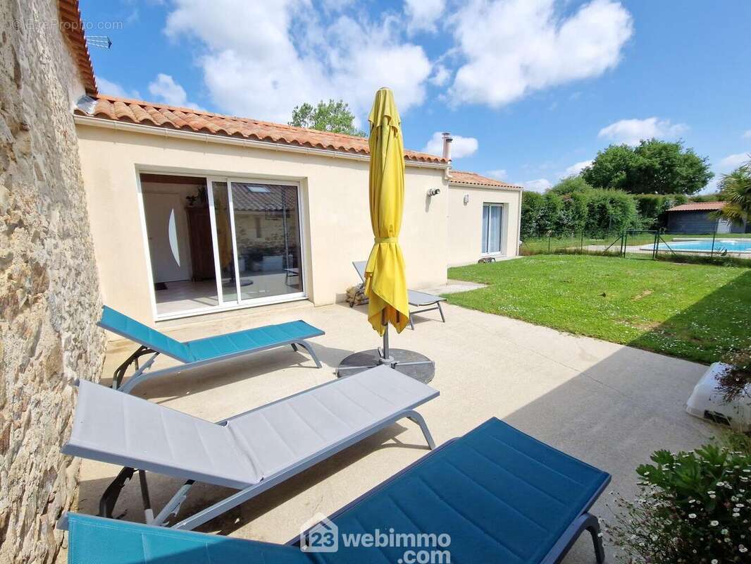 Terrasse accès jardin et piscine - Maison à LA ROCHE-SUR-YON