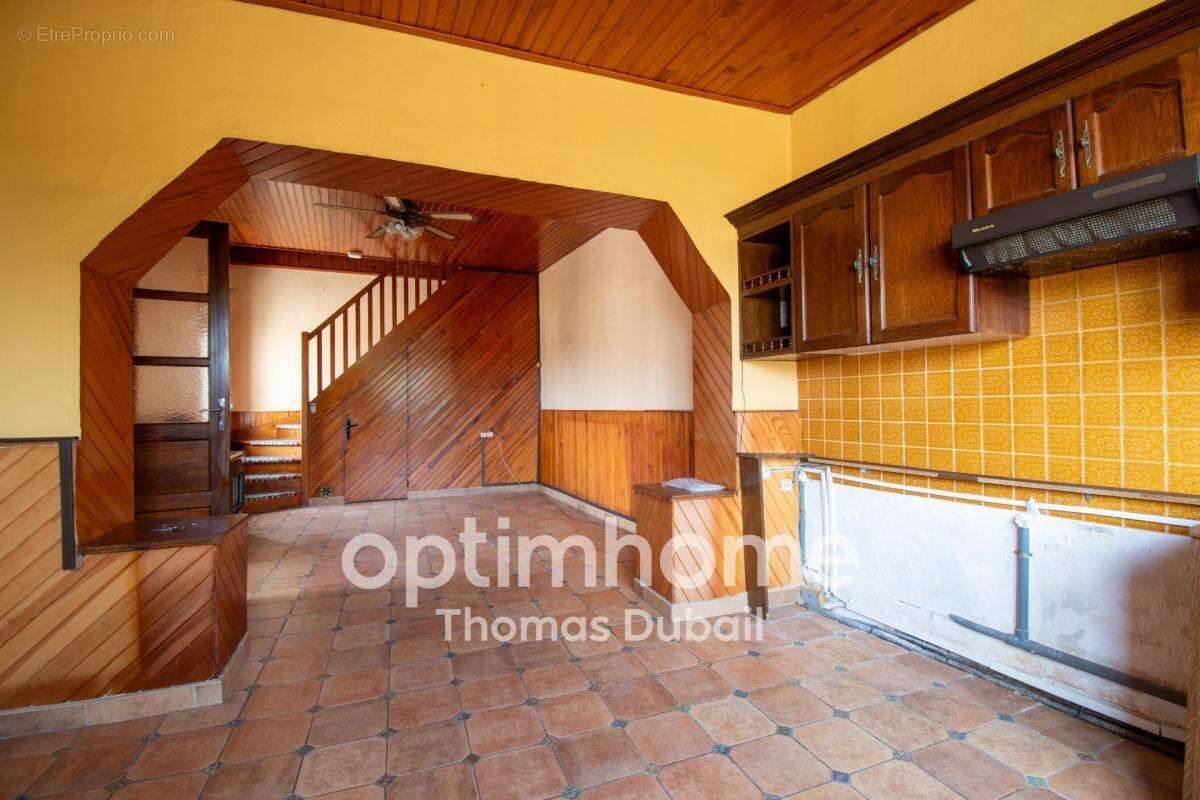 Maison divisée en deux logements avec garage et jardin - photo 5