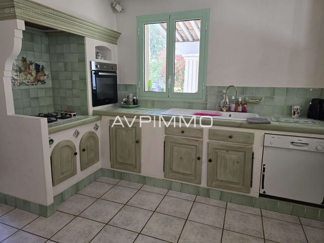 Saint-cyr-sur-mer   2 maisons + studio sur 950 m2   fort potentiel - photo 5