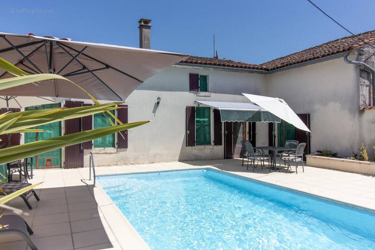 Charmante maison de village de 3 chambres avec piscine près de Jarnac - photo 1