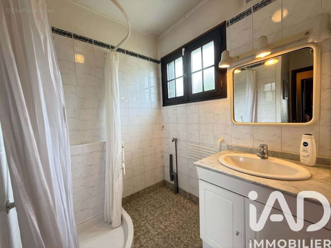 Maison 136 m² à Saint-Jean-De-La-Ruelle  - photo 7