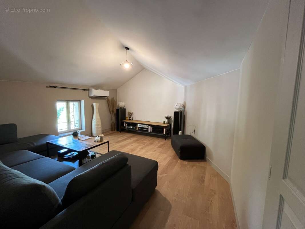 Salon - Appartement à L&#039;ISLE-SUR-LA-SORGUE
