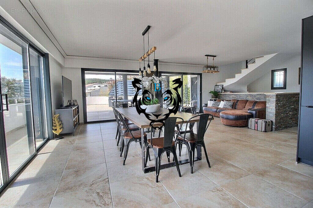 Superbe Duplex Sainte Maxime 5 pièce(s) 139 m2 avec garage et box ouvert - photo 3