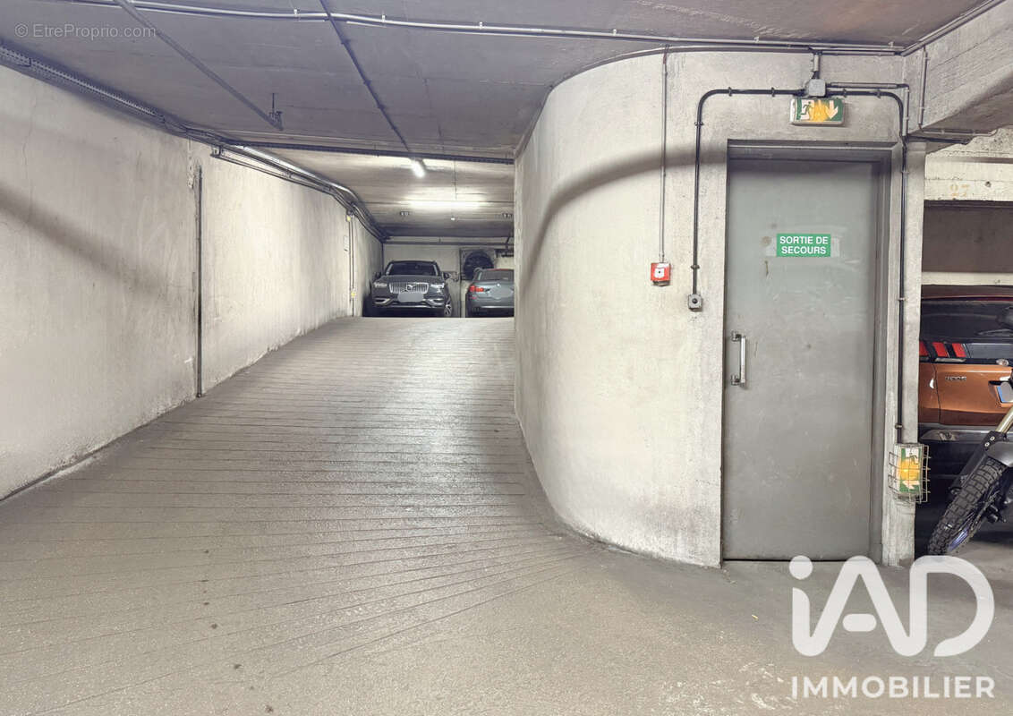 Photo 5 - Parking à PARIS-9E