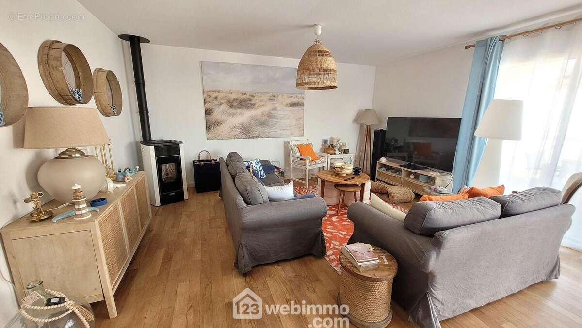 Son côté salon avec poêle à granules - Maison à ANGLES