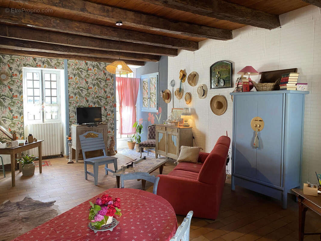 salon (1) - Maison à RIOUX-MARTIN