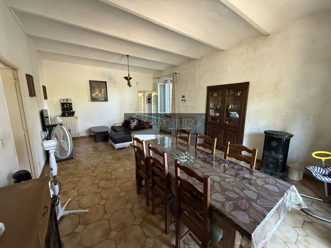 Maison à MEYRANNES