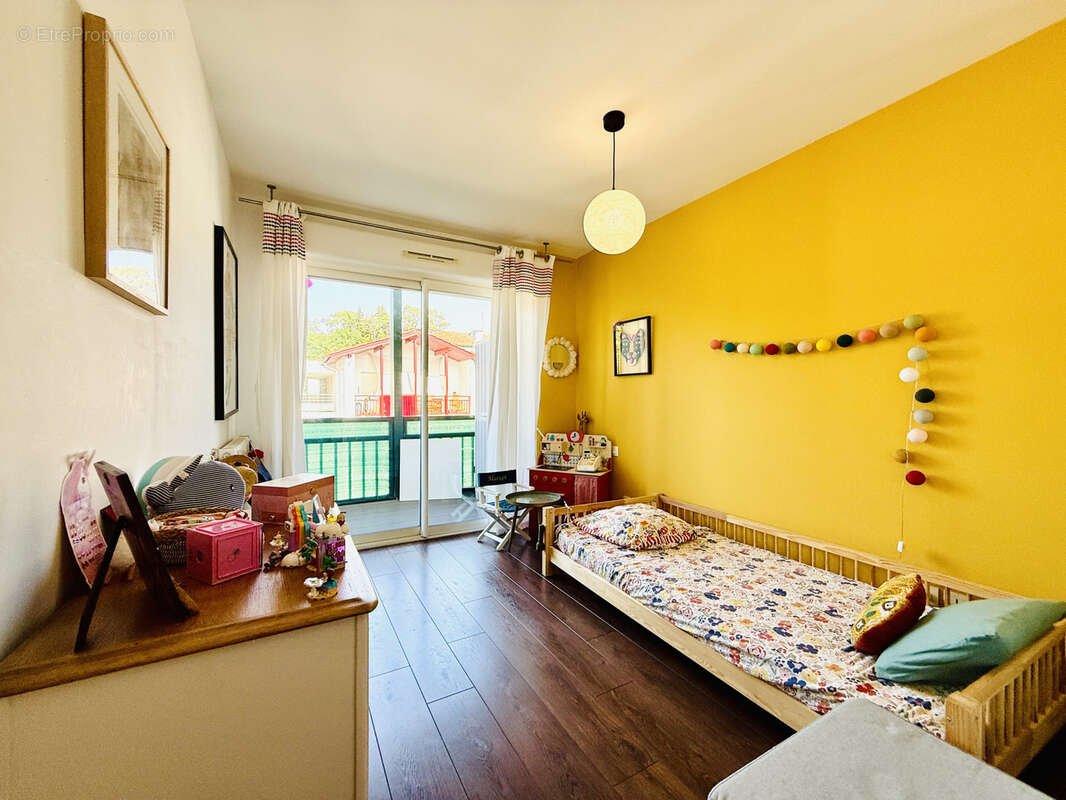 Dernier étage, superbe T3 traversant de 65 m2 avec grande terrasse, parking et cave, à seulement 10 minutes de - photo 8
