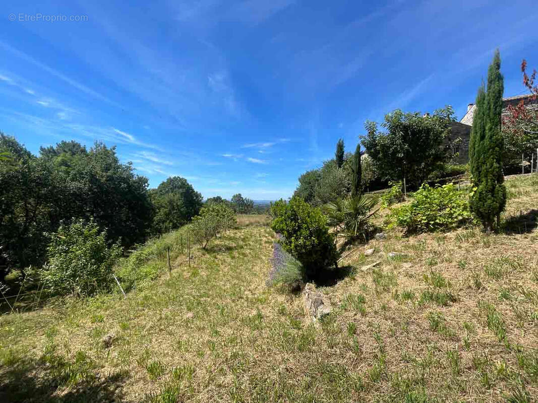 Dans un hameau typique, un ensemble immobilier de 3 maisons avec 8300 m2 de terrain et une vue splendide. - photo 39