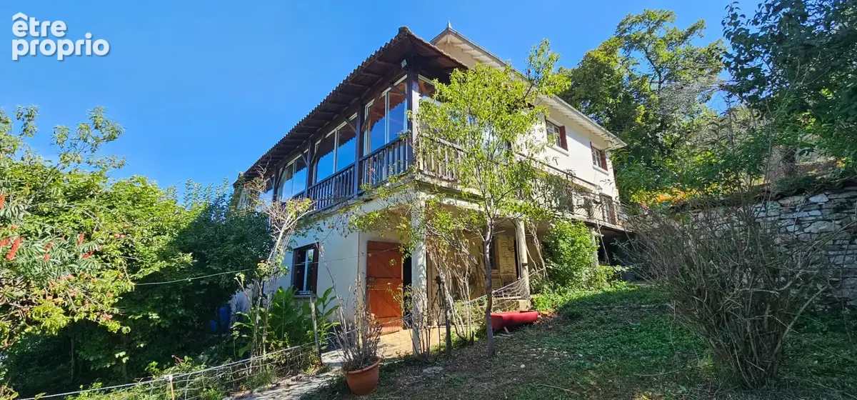 Grande maison dans le bourg sans vis à vis, avec terrain et dépendances - photo 23
