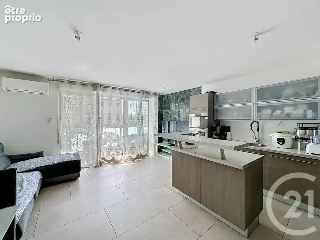 Appartement 74 m² à Saint-Fons  - photo 1