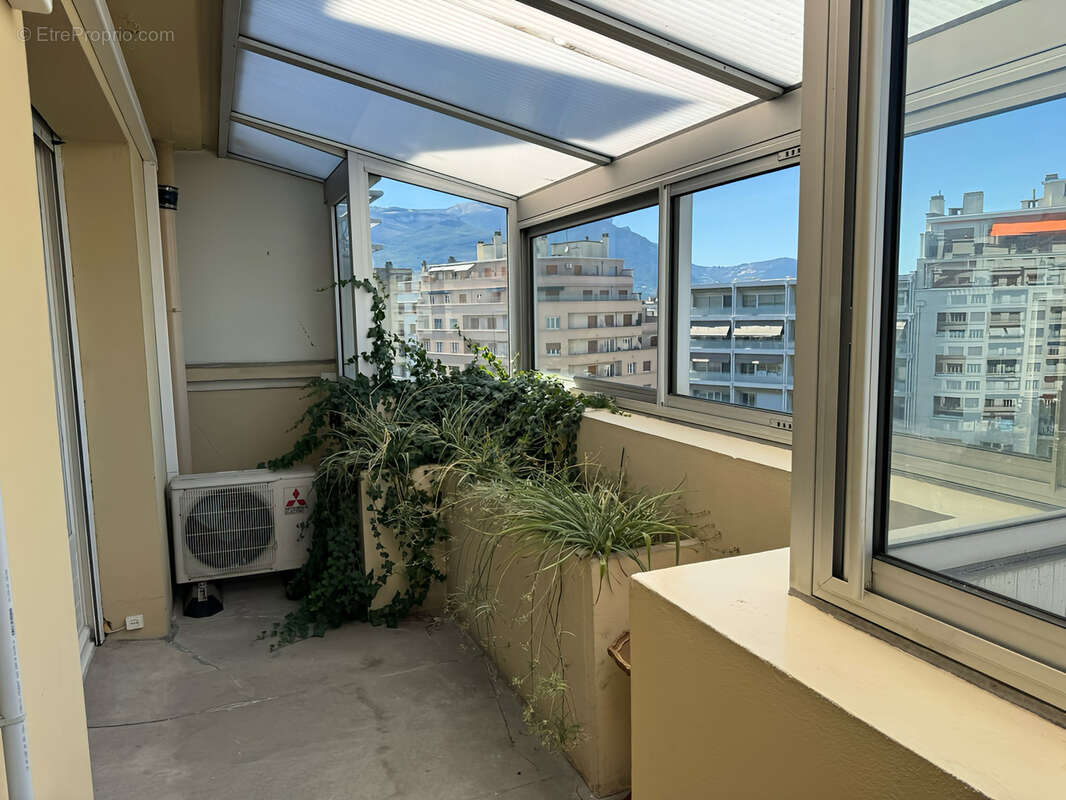 Prox Caserne de Bonne, T4 de 100m2 en dernier étage avec vue et vérandas - photo 5