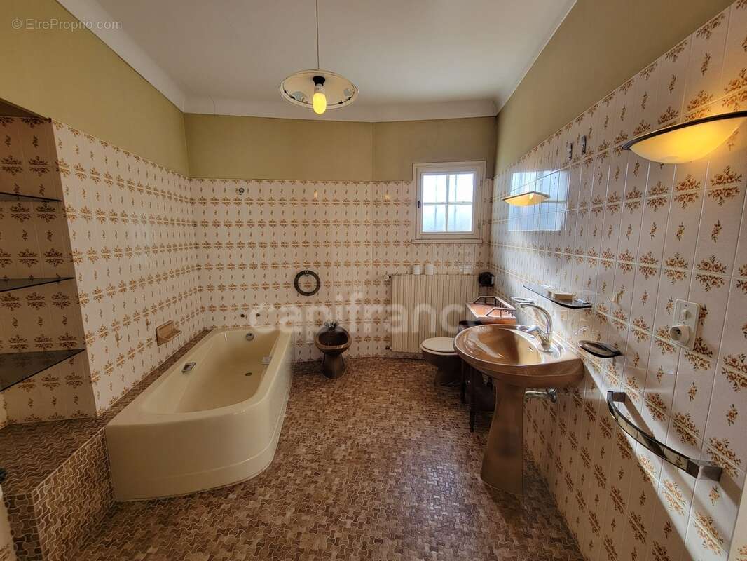 ( 85 ) Vendée entre NOIRMOUTIER , PORNIC et CHALLANS à vendre centre ville  BEAUVOIR SUR MER maison 7 pièces , 181 m² ,4 chambre - photo 23