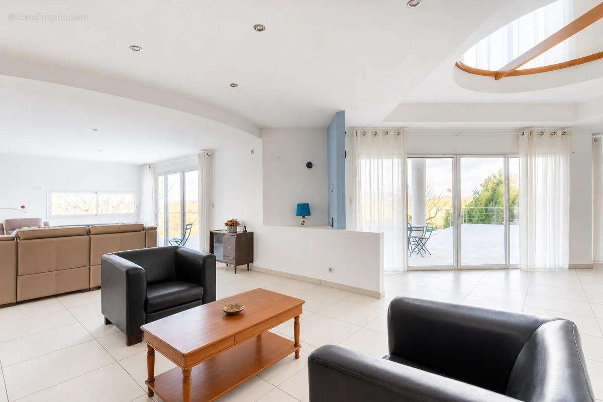 Maison de 9 pièces de 320 m² à 10min d'Albi - photo 3