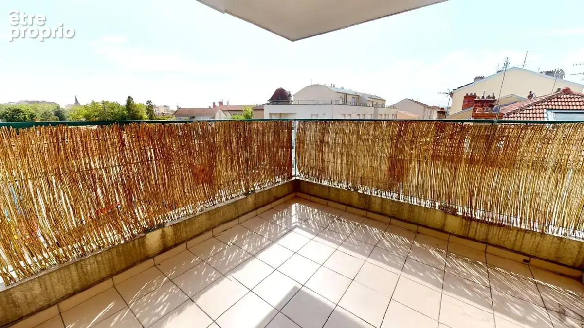Rare T3 au coeur de Montchat avec balcon et garage ! - photo 2