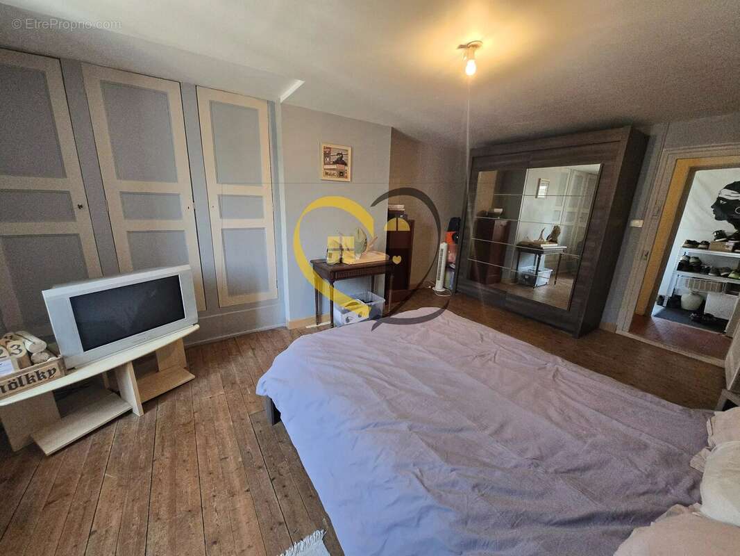Ensemble immobilier local commercial et appartement à Henrichemont - photo 17