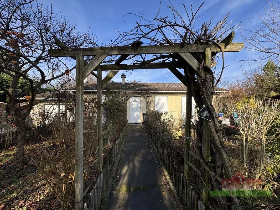 MONSTEROUX-MILIEU, Villa de plain pied T5 de 140m² avec un terrain de 1004m². - photo 4