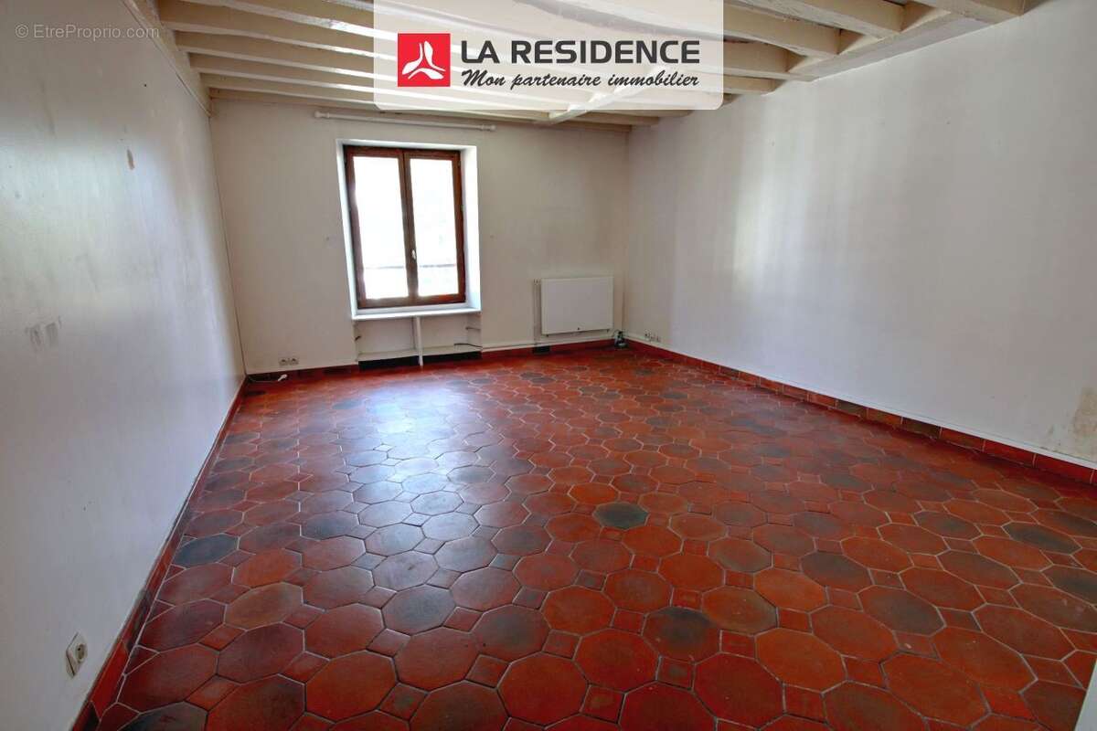 Appartement 73 m² à Le Mesnil-Saint-Denis  - photo 2