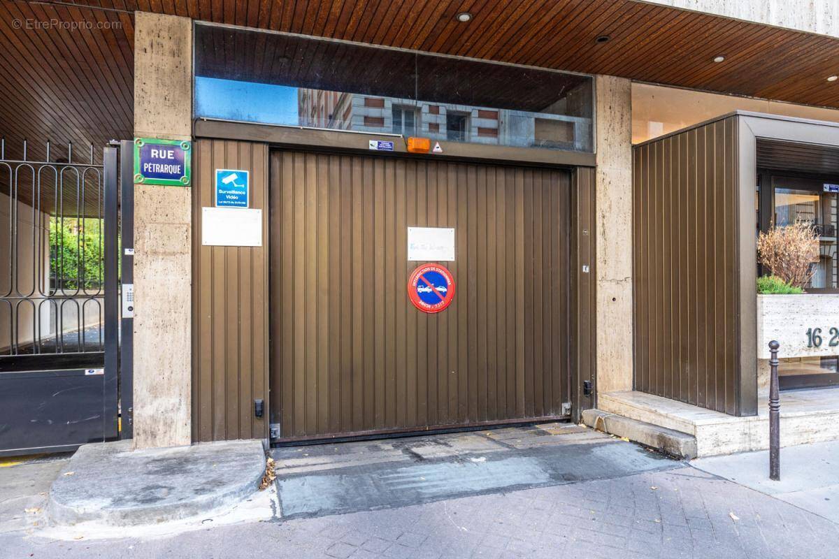 Parking à PARIS-16E