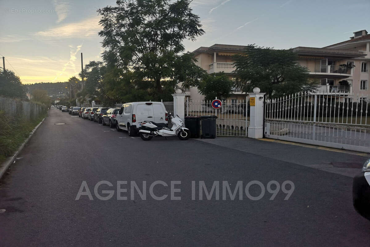 Parking à VALLAURIS