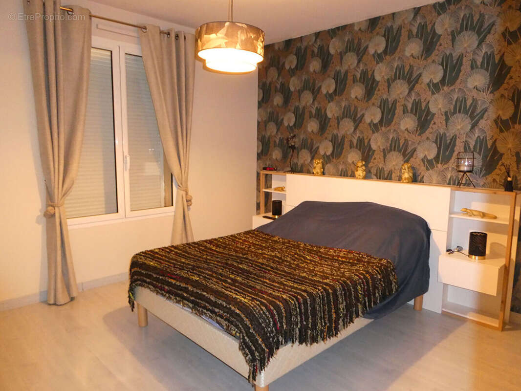 Maison de plain pied avec sous sol complet et dépendance. - photo 4