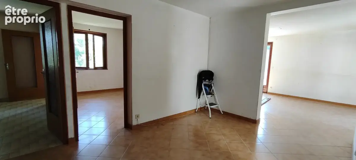 Une maison familiale au calme, avec vue et beau potentiel - photo 5